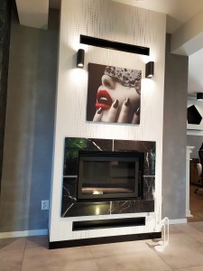 Kominek z ramą marmurową z wstawkami aluminiowymi z wkładem EKO 10kw i montażem Kraków