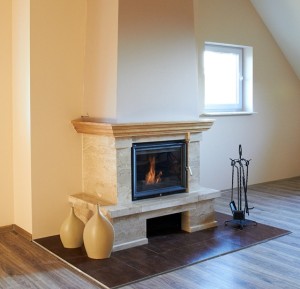 Kominek klasyczny z marmuru kremowy prosty z wkładem EKO 13kw i montażem Kraków