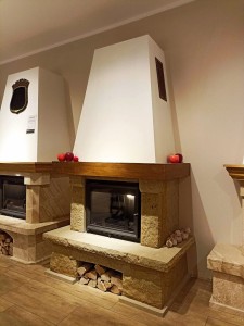 Kominek z bloków skalnych z piaskowca  wkład EKO 10kw i montażem Kraków